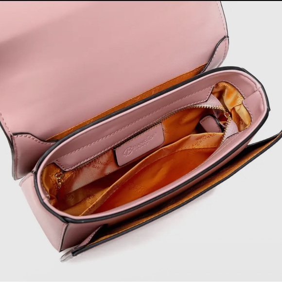 Chic Gold Crossbody Bag with Chain Strap - Picture 8 of 8